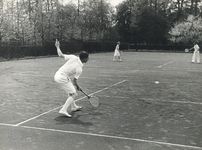 833093 Afbeelding van een tenniswedstrijd gespeeld in het kader van de Interacademiale Tenniswedstrijden, georganiseerd ...